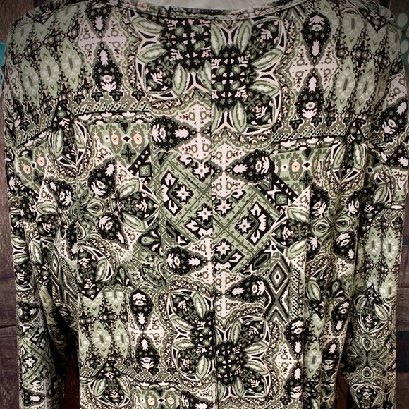 Keyhole Neck Top - Picture 3 of 4